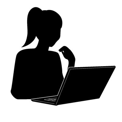 ノートパソコンんを使う女性